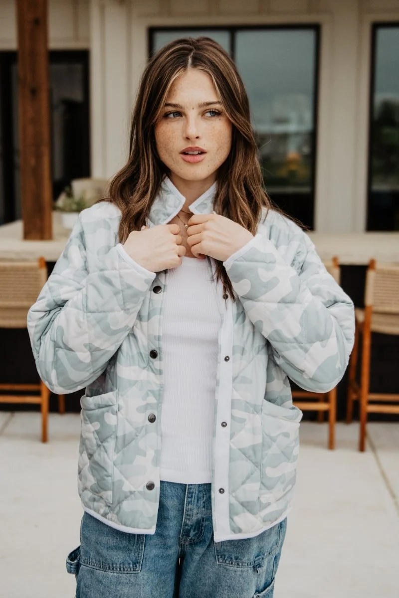 Muted Green Camo Women's Lightweight Quilted Jacket - Image 2