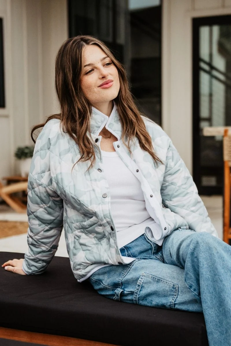 Muted Green Camo Women's Lightweight Quilted Jacket - Image 3